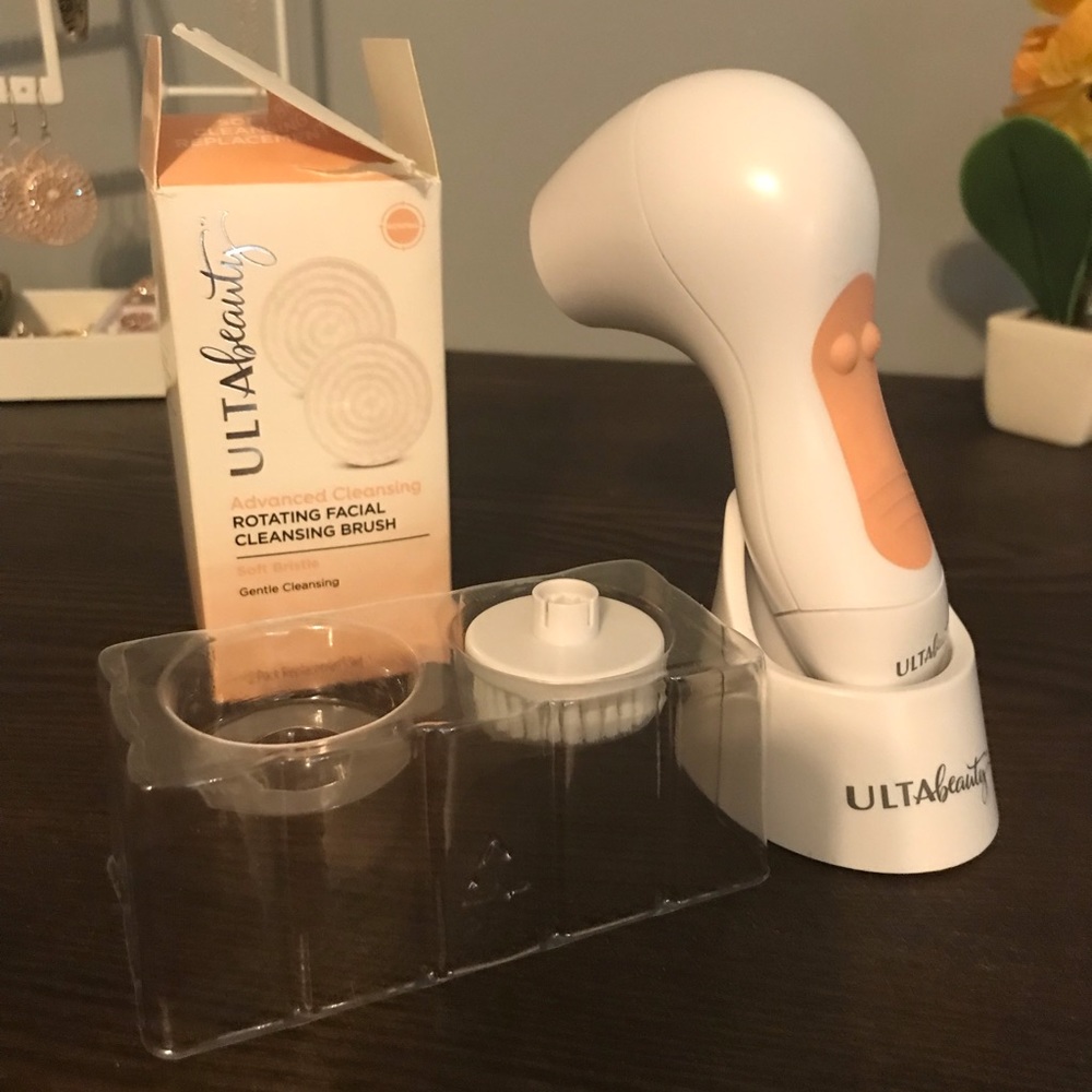 Gently used face cleaning tool.